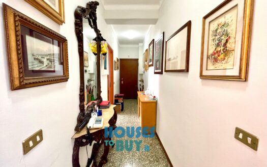 Large four-room apartment with balcony, via Grosotto