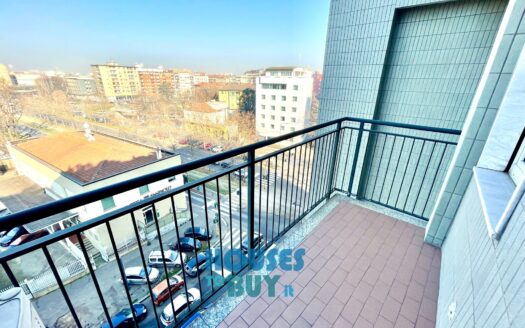 Large four-room apartment with balcony, via Grosotto