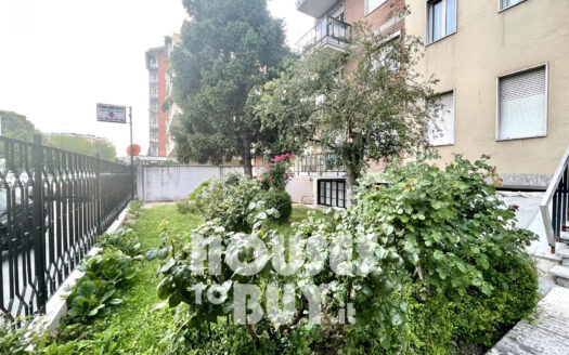 Large two-room apartment, Milano, Romolo-Famagosta