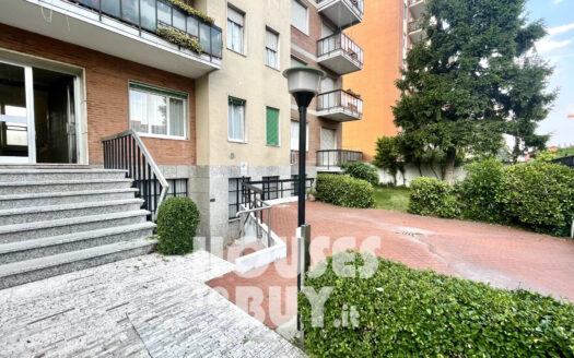 Large two-room apartment, Milano, Romolo-Famagosta